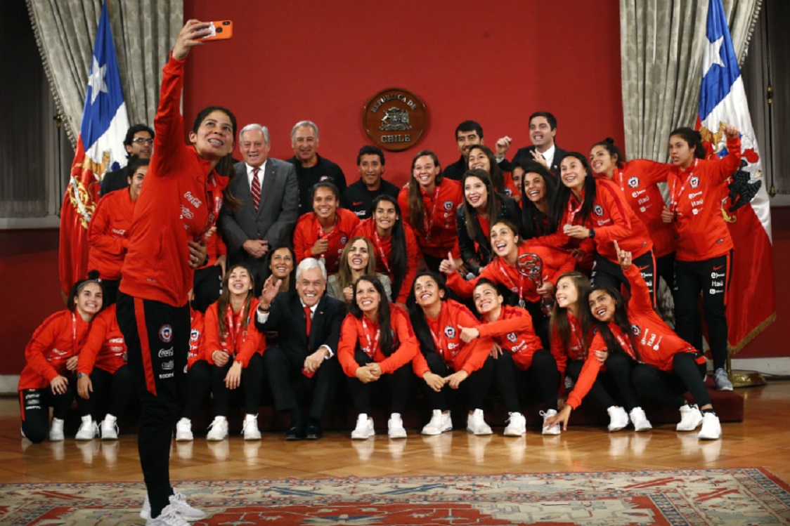DEPORTE / El Mandatario le brinda una calurosa recepción a la Roja femenina