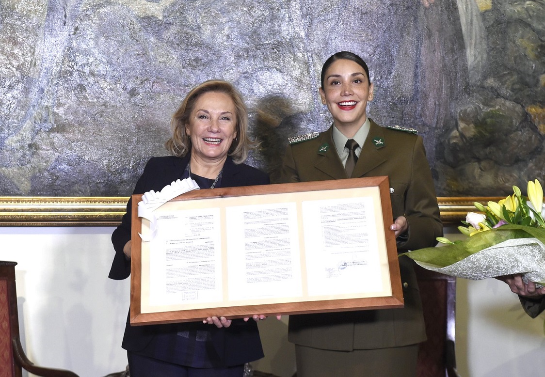 Cecilia Morel junto a General Director de Carabineros, Hermes Soto, anunciaron reincorporación de Teniente Andrea Neira