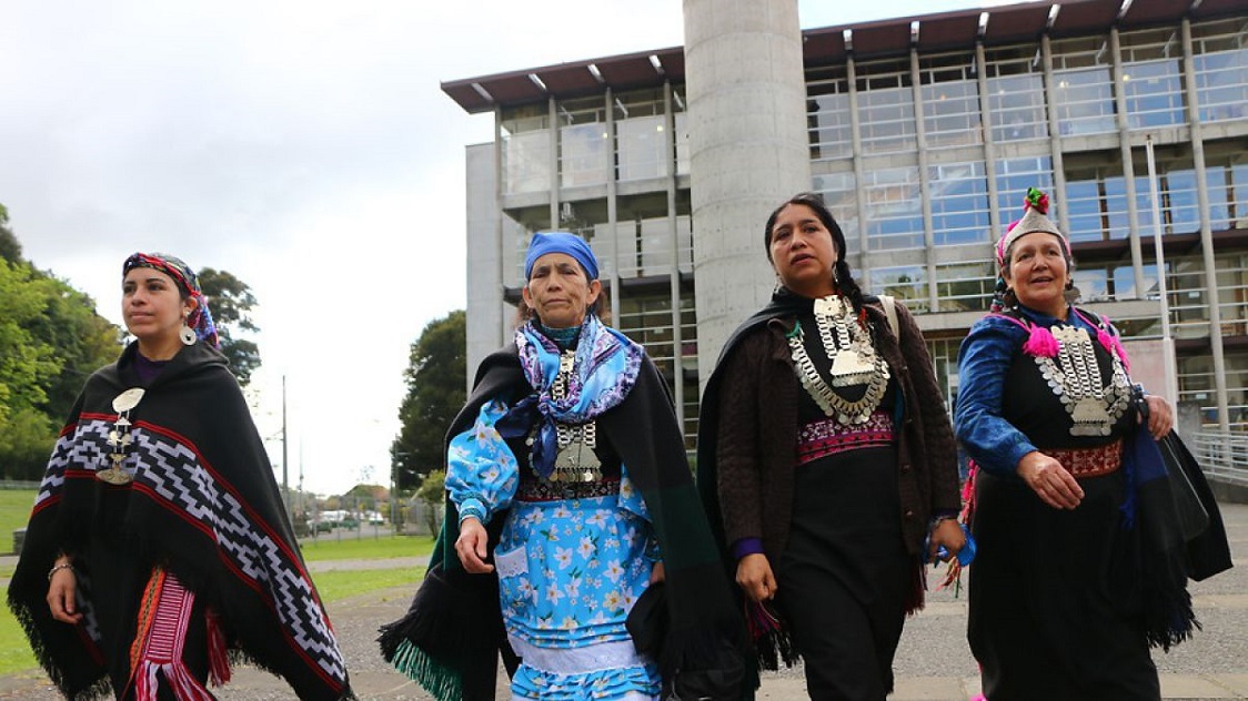  El Tribunal Oral en lo Penal de Temuco dará a conocer hoy sábado desde las 10:00 horas el veredicto del segundo juicio contra los 11 comuneros mapuche que se encuentran en calidad de imputados por el crimen del matrimonio Luchsinger Mackay