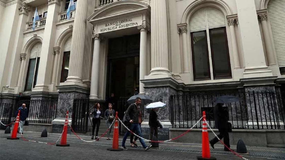  NEGOCIOS / El Peso Argentino se Vuelve a Devaluar y Cae un 4,61% Respecto al Dólar
