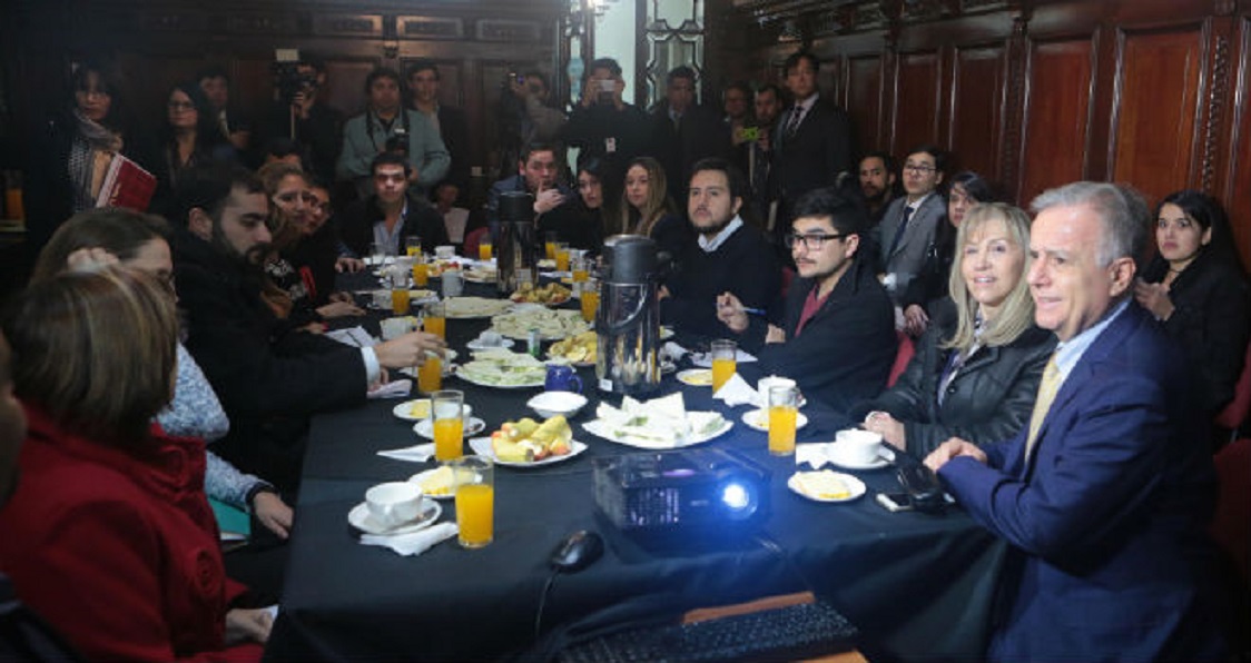SALUD / MINISTRO EMILIO SANTELICES PARTICIPÓ EN DESAYUNO DE INJUV CON JÓVENES PARA DIALOGAR SOBRE PREVENCIÓN DEL VIH/SIDA