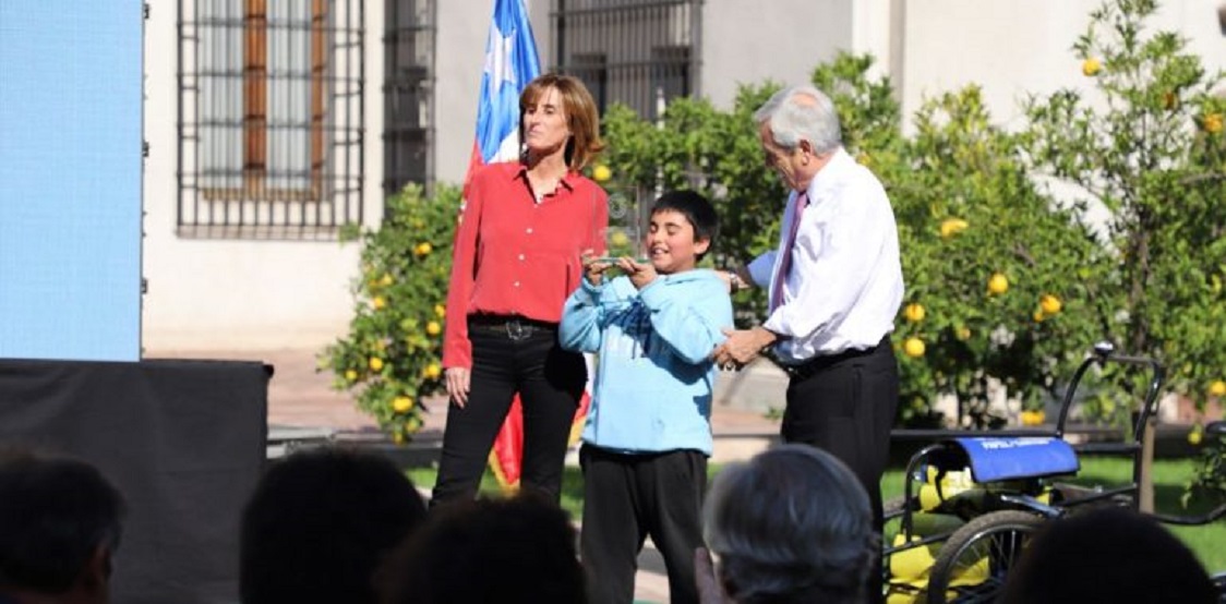PRESIDENTE PIÑERA ENTREGA PREMIO “NIÑO PLANETA” EN EL DÍA MUNDIAL DEL RECICLAJE