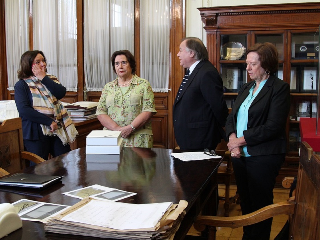  CULTURA / familia de carlos prats dona manuscritos de sus memorias a la biblioteca nacional