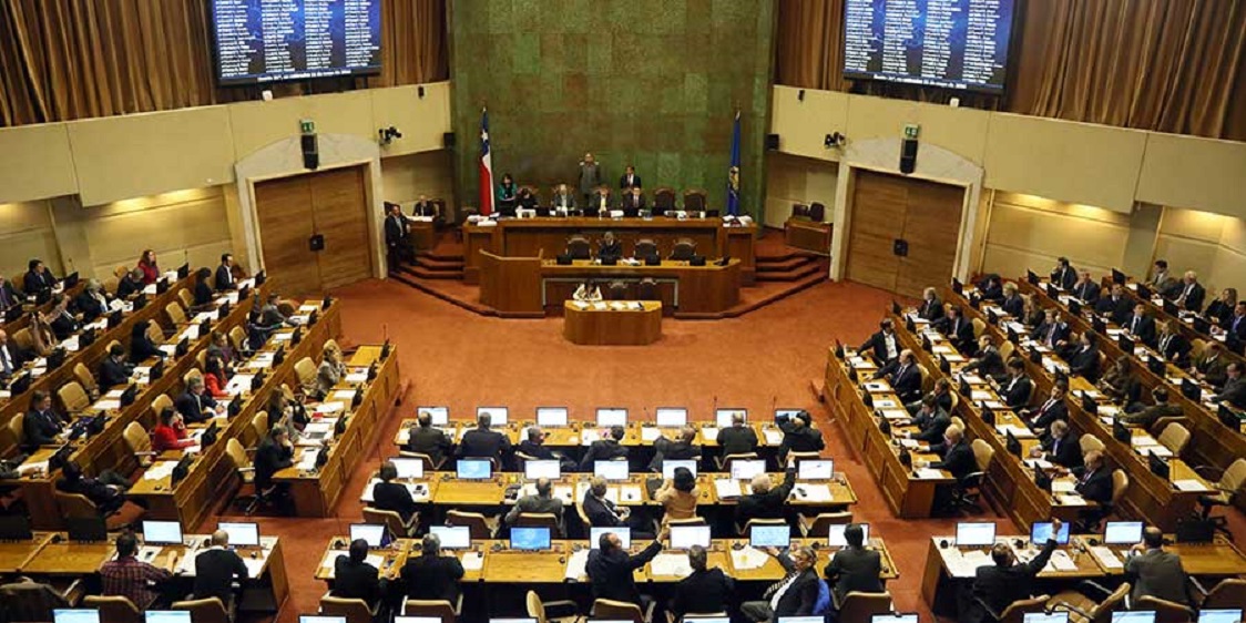 POLÍTICA / Diputados de RN y la UDI solicitan al Ejecutivo que patrocine un proyecto de ley que busca rebajar el número de parlamentarios.