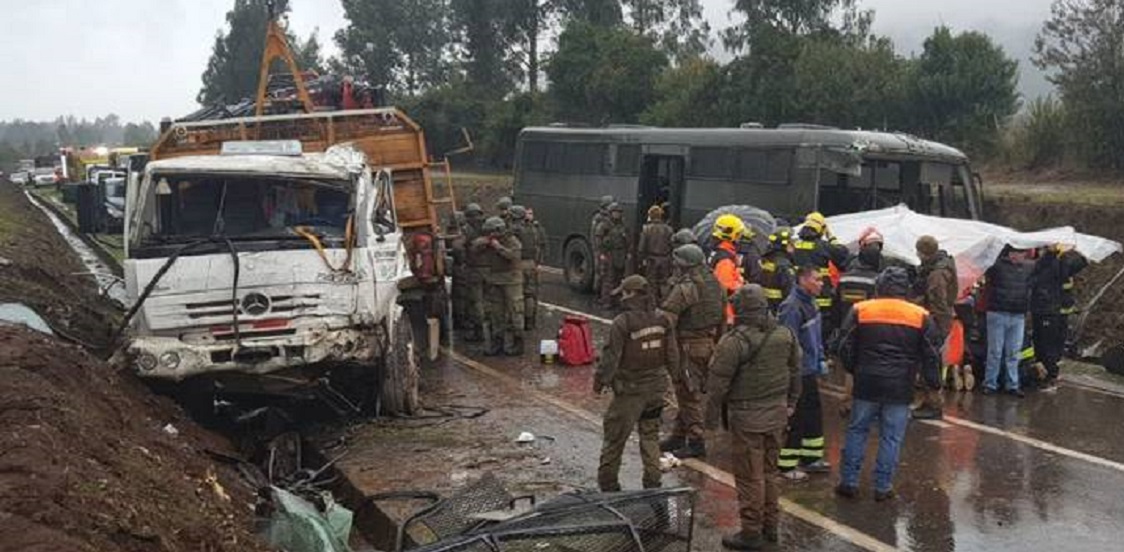 CHOQUE ENTRE BUS DE FUERZAS ESPECIALES DE CARABINEROS Y CAMIÓN DEJA OCHO LESIONADOS