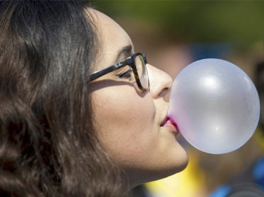 SALUD / ¿CÓMO AFECTA A SU SALUD MASTICAR CHICLE AL CAMINAR?