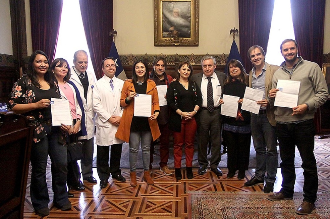 SALUD / Diputados se realizan test rápido de VIH en Casa Central de la U. de Chile e instan al gobierno a facilitar el acceso al examen para la ciudadanía