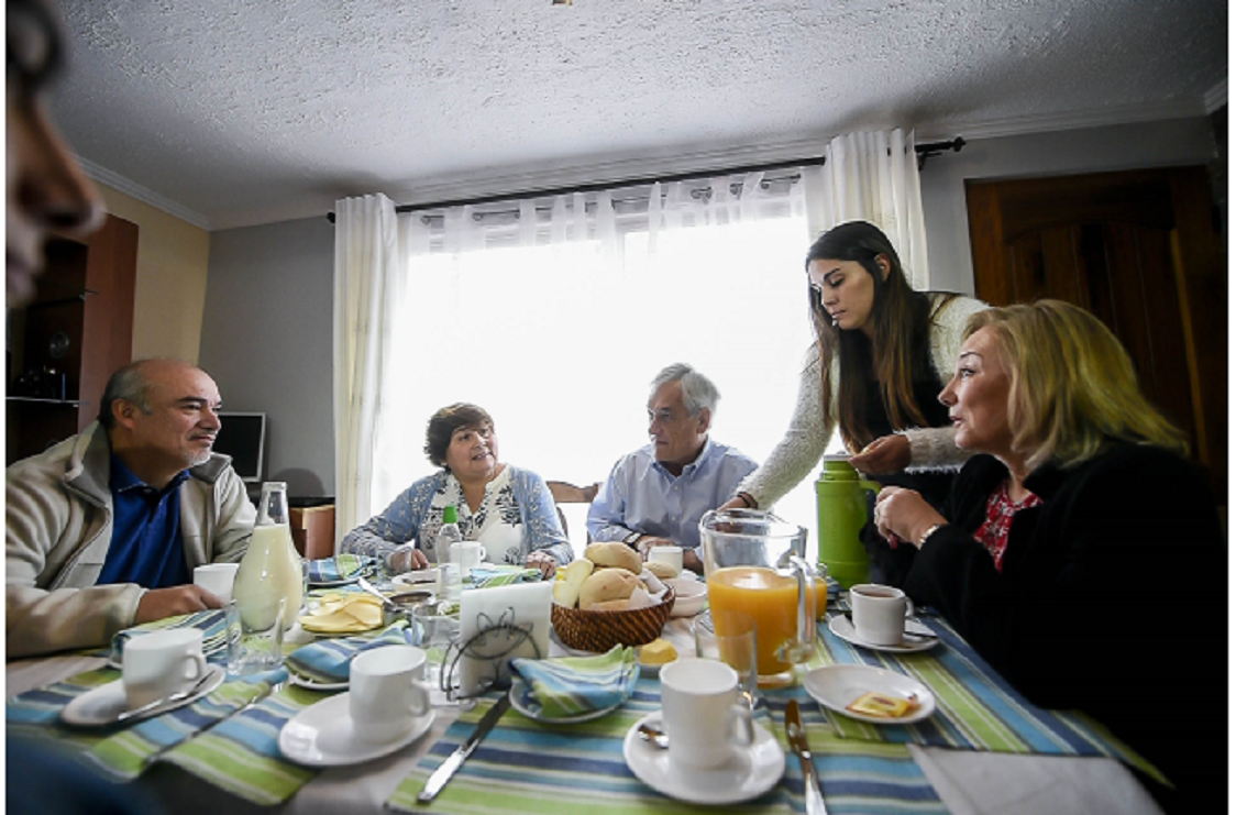 Presidente Piñera y Primera Dama celebran el Día de la Madre con madre guardadora