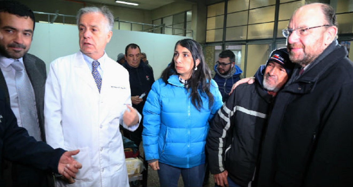 MINISTROS DE SALUD Y DESARROLLO SOCIAL VISITARON ALBERGUE EN EL ESTADIO VÍCTOR JARA