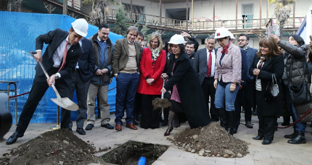 AUTORIDADES COLOCAN PRIMERA PIEDRA CENTRO DE SALUD INTEGRAL SUR DE SANTIAGO