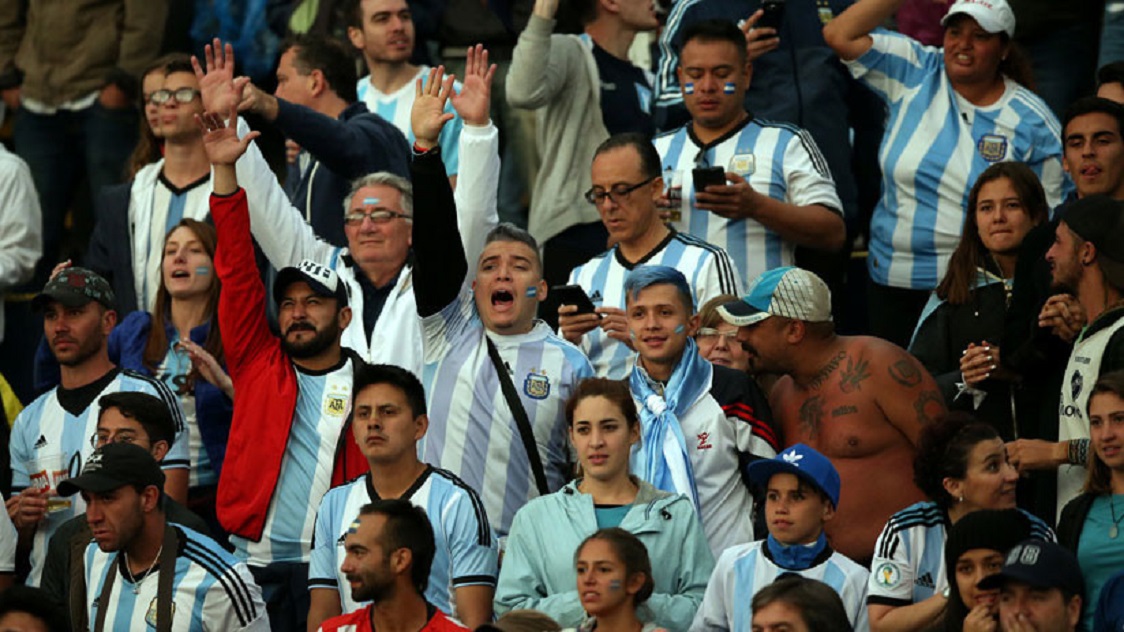 DEPORTE / «UN MINUTO DE SILENCIO PARA CHILE QUE ESTÁ MUERTO»: HINCHAS ARGENTINOS HACEN UN FUNERAL PARA VIDAL