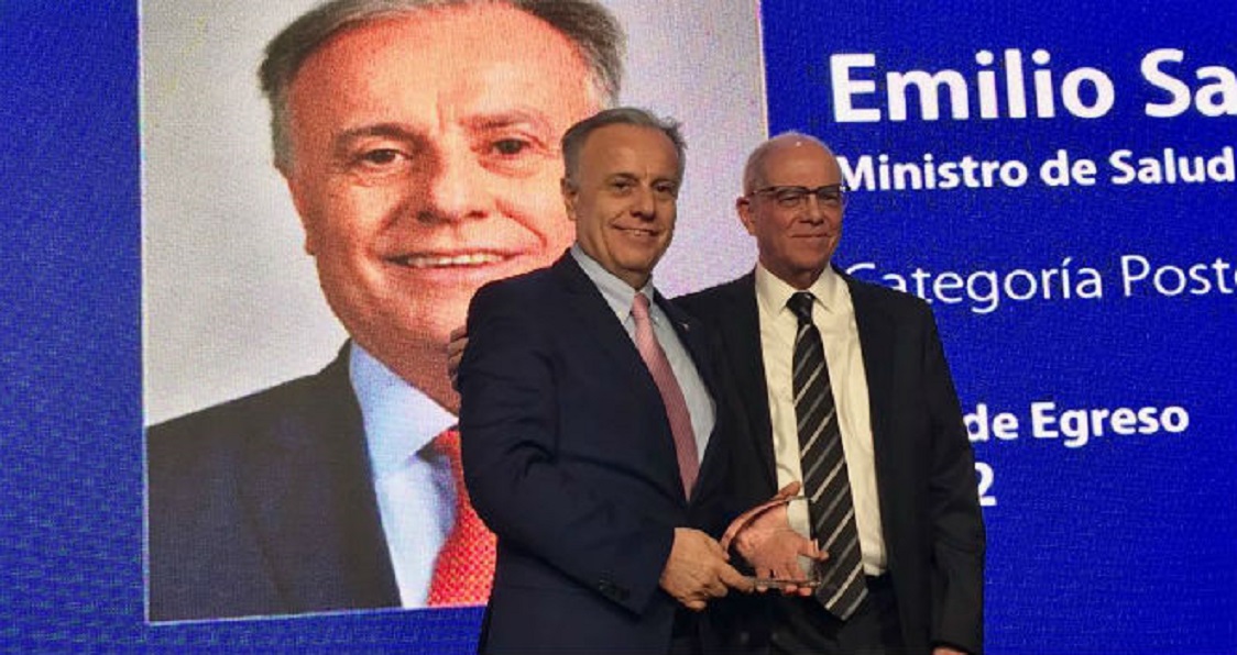 FACULTAD DE ECONOMÍA Y NEGOCIOS DE LA U. DE CHILE DISTINGUE AL MINISTRO DE SALUD CON PREMIO A LA TRAYECTORIA EN EL ÁREA DE POST GRADO