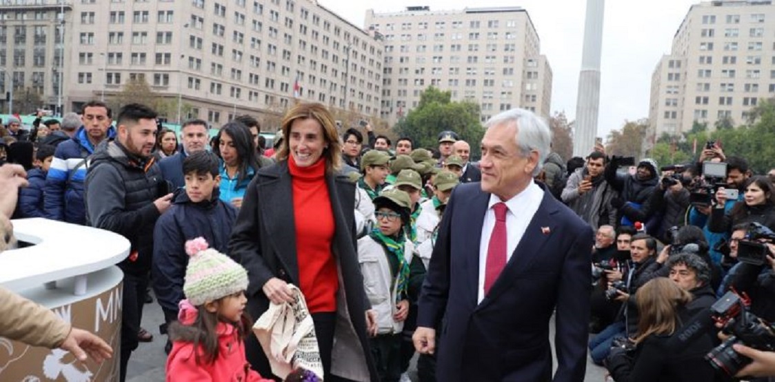 PRESIDENTE PIÑERA JUNTO A MINISTRA MARCELA CUBILLOS CELEBRAN EL DÍA MUNDIAL DEL MEDIO AMBIENTE CON UN ARCO INFORMATIVO FABRICADO CON BOLSAS PLÁSTICAS