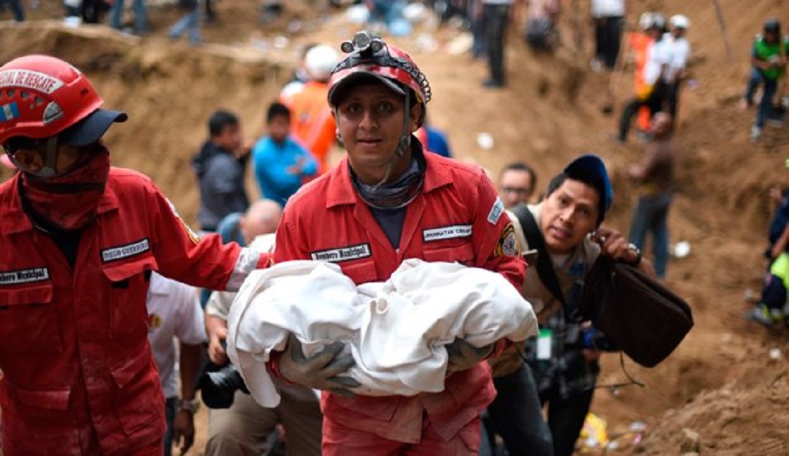 TRAGEDIA EN GUATEMALA / LA MUERTE DE UN NIÑO ELEVÓ A 70 LA CIFRA DE VÍCTIMAS POR LA ERUPCIÓN DEL VOLCÁN DE FUEGO