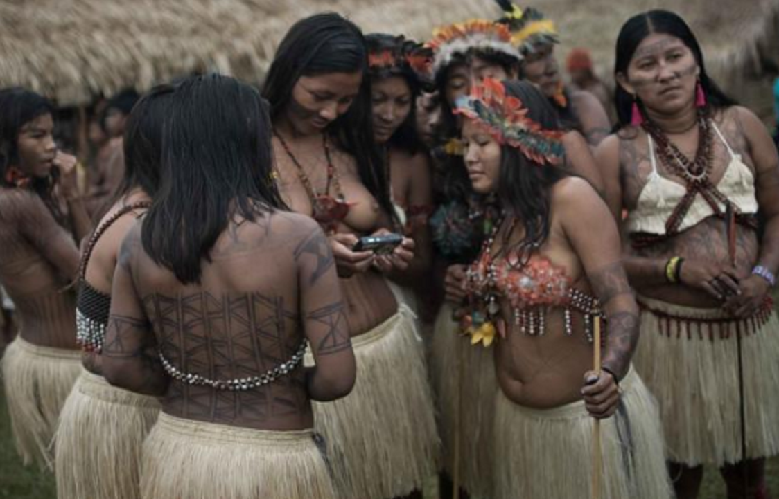 CULTURA / CELULARES CAMBIARON ESTILO DE VIDA EN REMOTA TRIBU DEL AMAZONAS