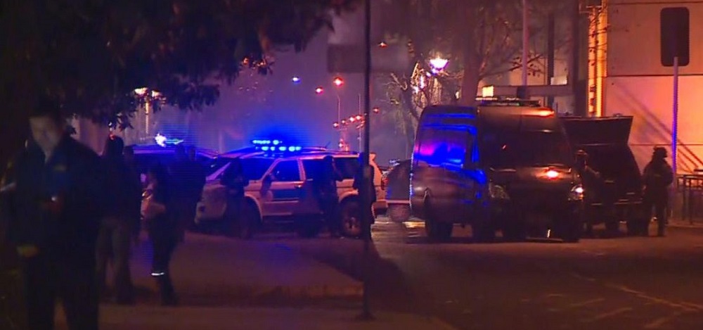 DETONAN ARTEFACTOS EXPLOSIVOS FRENTE A CUARTEL DE LA POLICÍA DE INVESTIGACIONES DE CHILE (PDI) EN SANTIAGO CENTRO