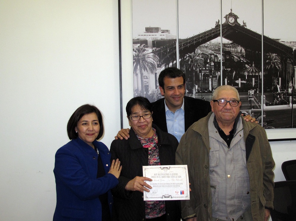 SEREMI DEL TRABAJO Y PREVISIÓN SOCIAL Y ALCALDE DELGADO ENTREGAN BONO BODAS DE ORO A VECINOS DE ESTACIÓN CENTRAL