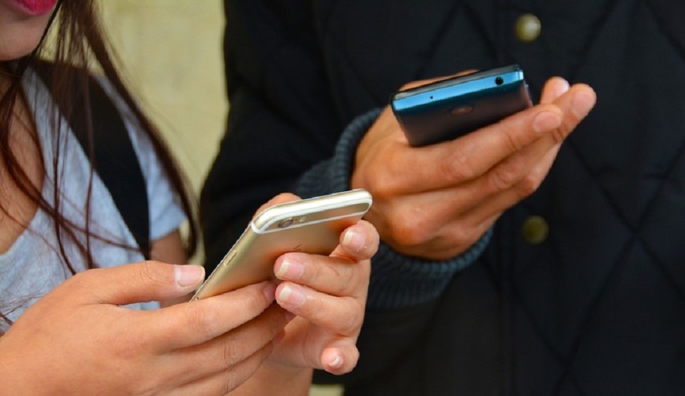 CIENCIA / NO ES PARANOIA: UN ESTUDIO CONFIRMA QUE SU TELÉFONO REALMENTE LO ESTÁ OBSERVANDO