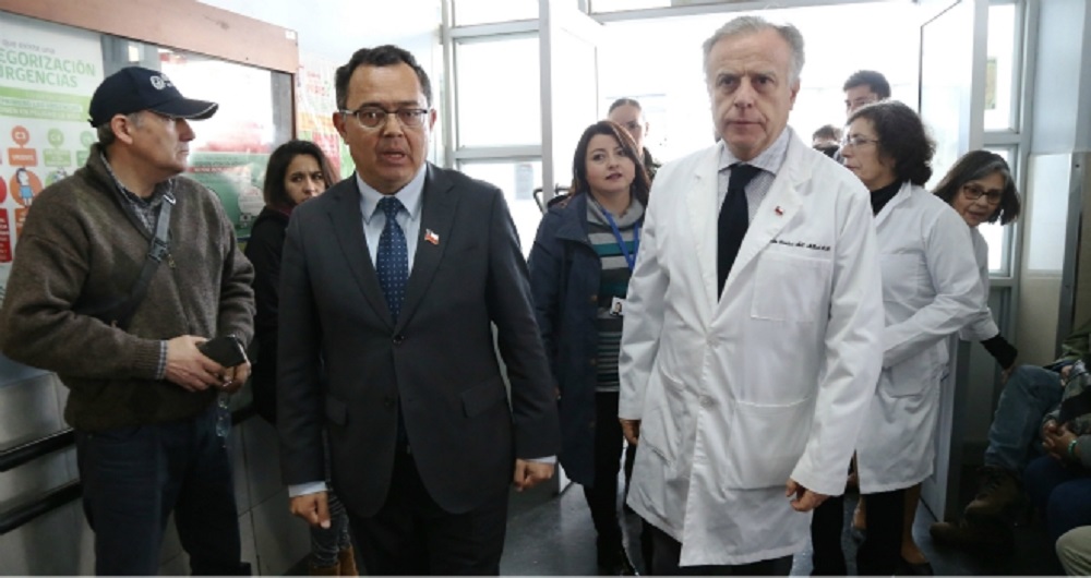 MINISTRO SANTELICES VISITÓ HOSPITAL VAN BUREN Y COMPROMETIÓ RECURSOS PARA SU RECUPERACIÓN