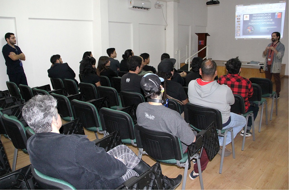 SALUD / PROFESIONALES DEL HOSPITAL REGIONAL Y SEREMI DE SALUD CAPACITAN A TATUADORES DE ARICA