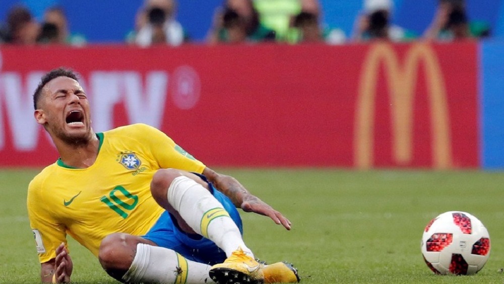 DEPORTE / UN TENISTA DE WIMBLEDON HACE UN “NEYMAR” Y DESATA LAS RISAS DEL PÚBLICO