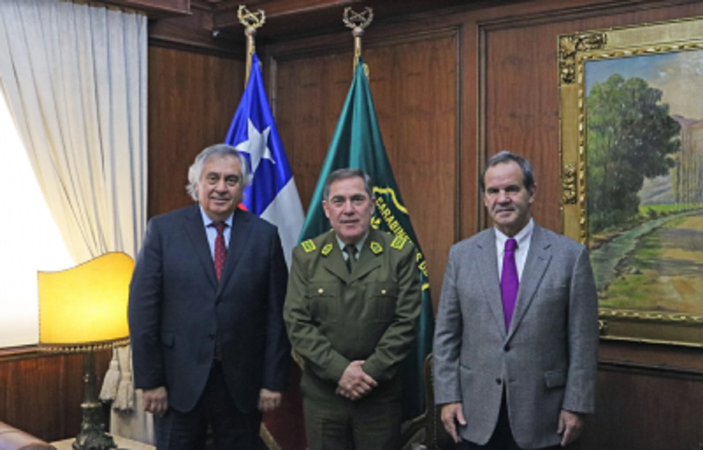 SENADORES ALLAMAND Y PROHENS PROPONEN ADHERIR CÁMARAS EN INDUMENTARIA DE CARABINEROS PARA BRINDARLES MAYOR PROTECCIÓN