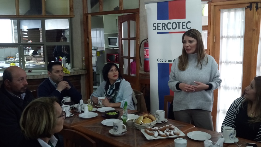DIRECTORA REGIONAL METROPOLITANA DE SERCOTEC SE REÚNE CON COMERCIANTES DE ISLA DE MAIPO