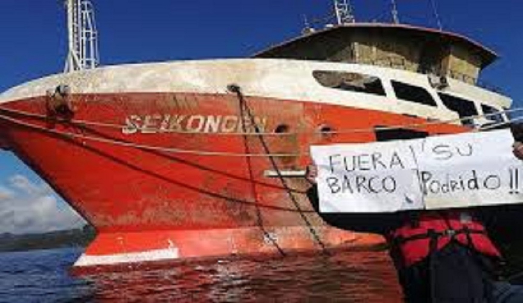 ORGANIZACIONES AYMARA LIKANANTAI KAWÉSQAR Y MAPUCHE EXIGEN RETIRO DE «BARCO BASURA» DE LA X REGIÓN