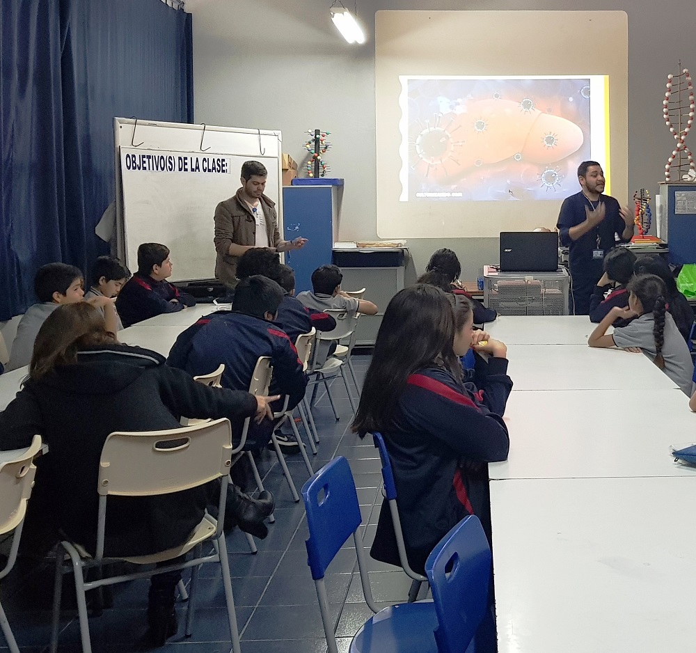 SALUD / PROFESIONALES DEL HOSPITAL DE ARICA DICTAN CHARLA SOBRE HEPATITIS A ALUMNOS DE COLEGIO INTEGRADO “EDUARDO FREI MONTALVA”