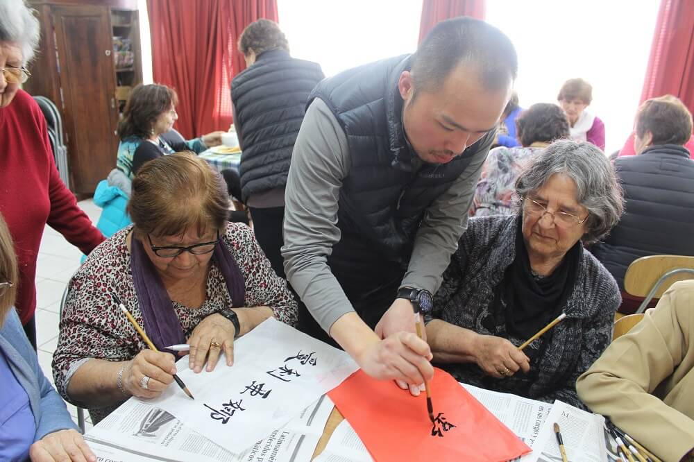 INSTITUTO CONFUCIO DE LA UNIVERSIDAD SANTO TOMÁS LOS ÁNGELES CELEBRA FESTIVIDAD DE MEDIO OTOÑO COMPARTIENDO CON ADULTOS MAYORES