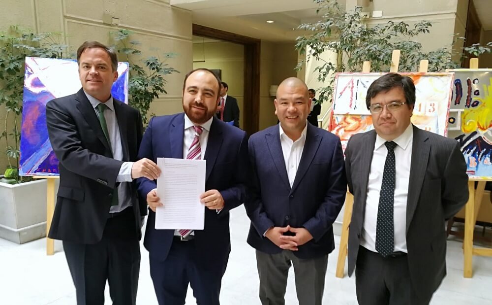 POLÍTICA / DIPUTADOS DC JUNTO A PRESIDENTE FUAD CHAÍN PRESENTAN PROYECTO QUE ELEVA LAS PENAS POR USO DE INFORMACIÓN PRIVILEGIADA