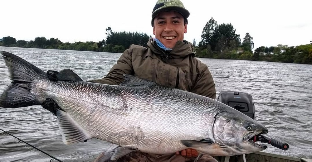 DEPORTE / CON LA CAPTURA DE UN SALMÓN «CHINOOK» DE 17 KILOS SE DIO INICIO A LA TEMPORADA DE PESCA DEPORTIVA EN LA COMUNA DE TOLTÉN