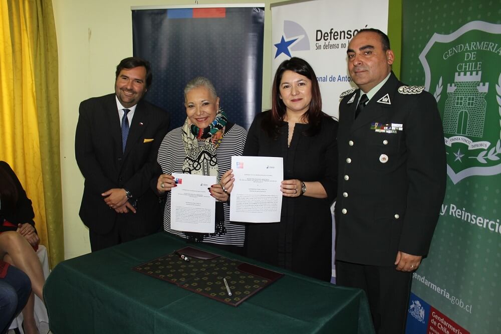 CULTURA / EN ANTOFAGASTA LA SEREMI DE LAS CULTURAS Y DEFENSORÍA REGIONAL REALIZAN TALLER QUE RESCATA TÉCNICAS ANCESTRALES