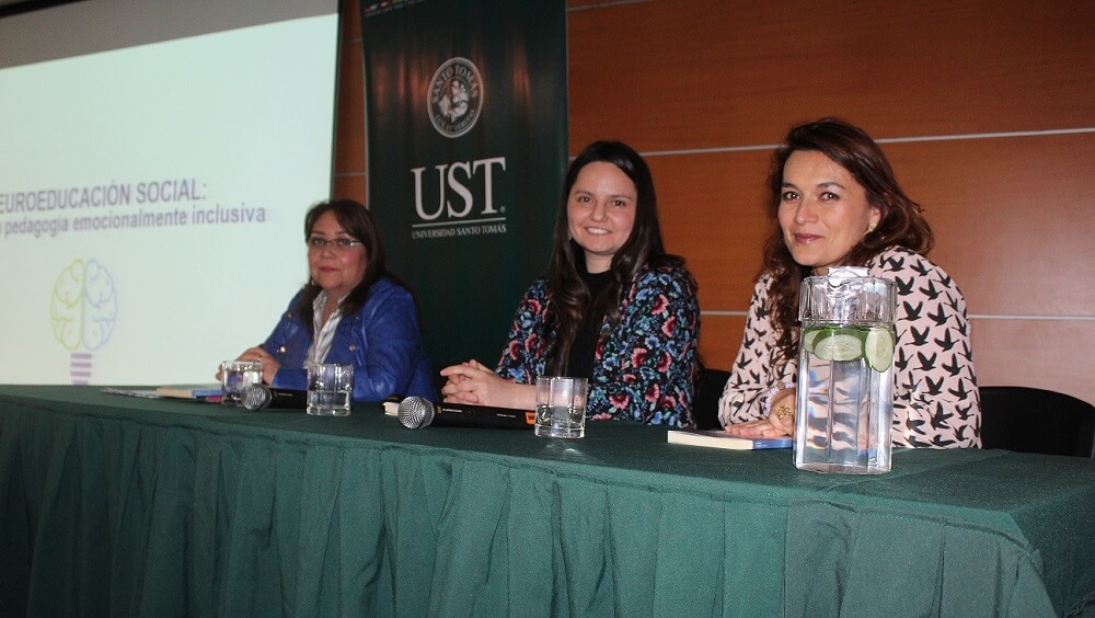 ACADÉMICAS DE LA UNIVERSIDAD SANTO TOMÁS LOS ÁNGELES ABREN CICLO DE EXPOSICIONES LITERARIAS ENMARCADAS EN FERIA DE LIBRO Y LAS ARTES