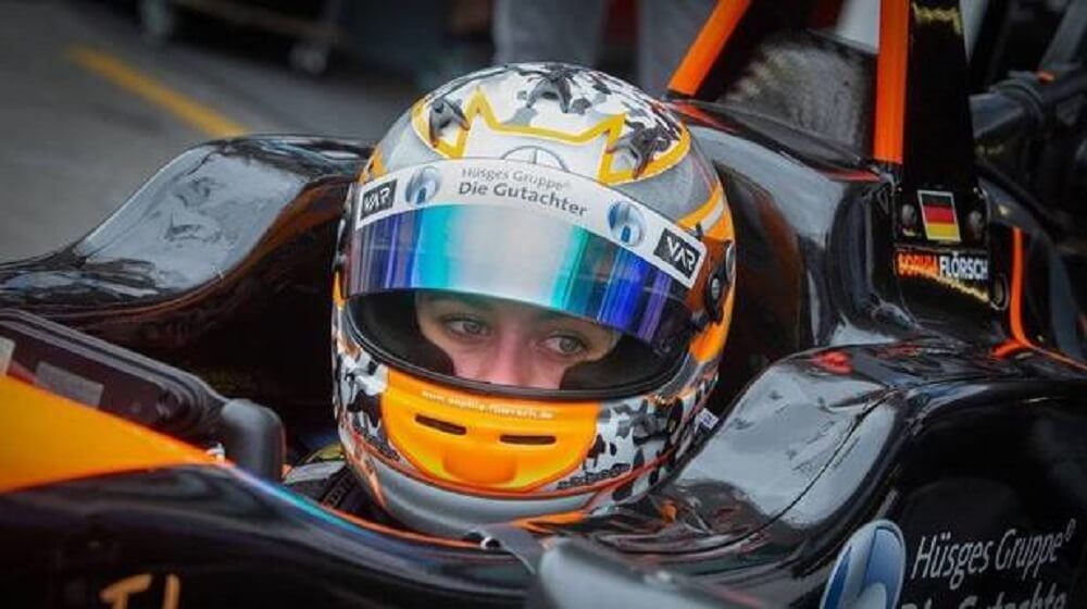 DEPORTE / LA PILOTO ALEMANA SOPHIA FLOERSCH DE 17 AÑOS DE EDAD SUFRIÓ UNA FRACTURA DE COLUMNA VERTEBRAL DESPUÉS DE COLISIONAR A 275 KM/H