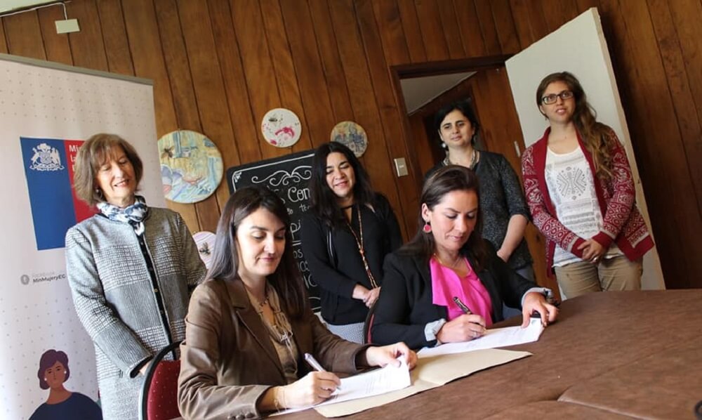 NEGOCIOS / MINISTERIO DE LA MUJER Y LA EQUIDAD DE GÉNERO DE LOS RÍOS FIRMÓ CONVENIO CON EL CONSORCIO DE DESARROLLO TECNOLÓGICO APÍCOLA PARA FORTALECER OPORTUNIDADES A EMPRENDEDORES