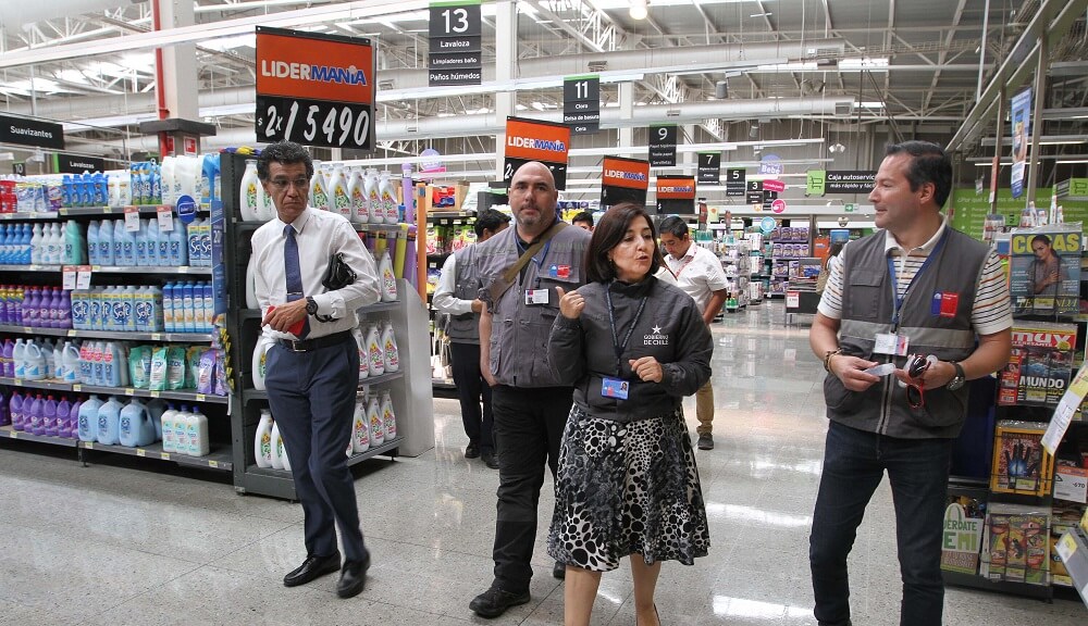 DIRECCIÓN DE TRABAJO Y SEREMI PAOLA VIDAL FISCALIZAN SUPERMERCADOS DE LA ZONA ORIENTE POR CORTE DE AGUA