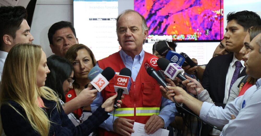 Ministro Walker por incendio en Parque Metropolitano: “De no ser por la acción de los brigadistas podríamos haber perdido el zoológico”