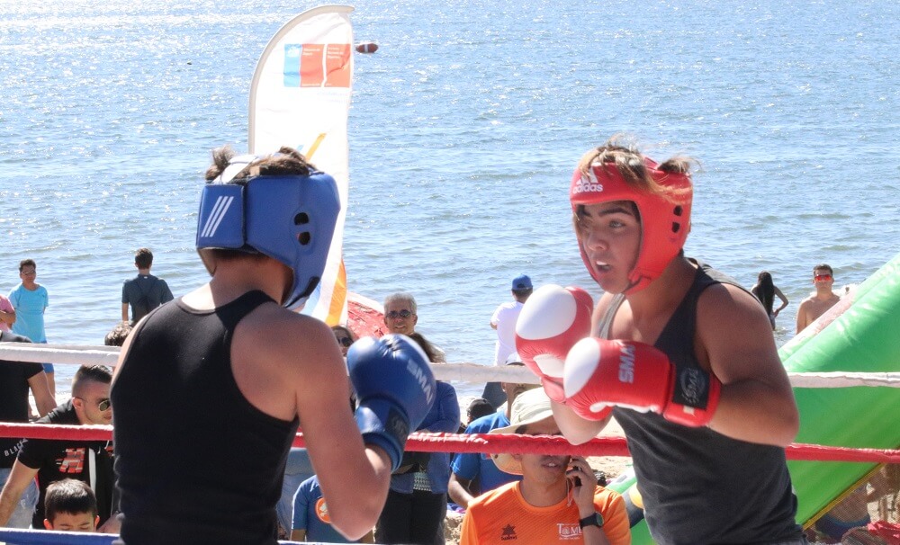  Instituto Nacional de Deportes BioBío cierra programa de verano con muestra de boxeo en la playa 