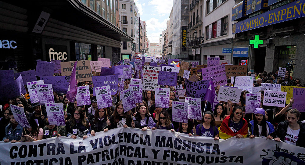Al menos seis millones de mujeres secundan la huelga feminista en España