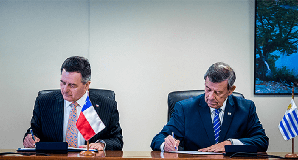 Chile y Uruguay suscriben acuerdos migratorios y científicos
