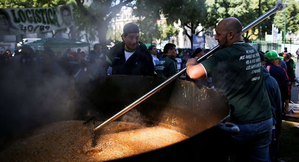 Paro de transportes, marchas y ollas populares en Buenos Aires en el Día del Trabajador (fotos)