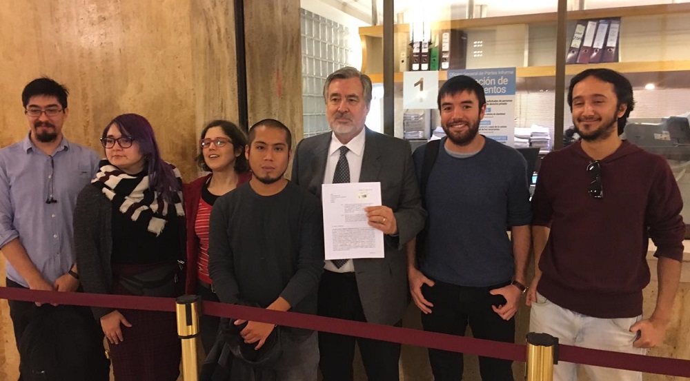  Senador Guillier en Contraloría acusa: «frialdad e indiferencia» de autoridades ante situación de estudiantes meritorios becarios CONICYT 