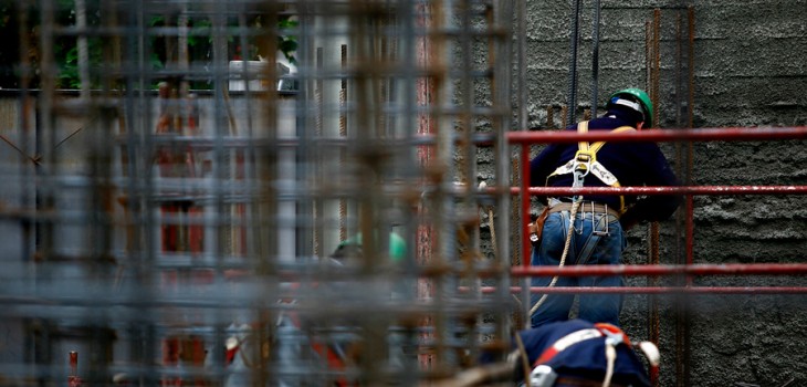  Trabajadores de una faena de construcción paralizan la obra tras denunciar brote de COVID-19
