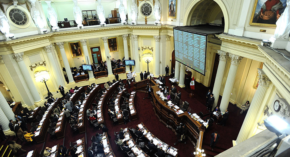  Congreso de Perú suspende al presidente Martín Vizcarra y juramenta a Mercedes Aráoz