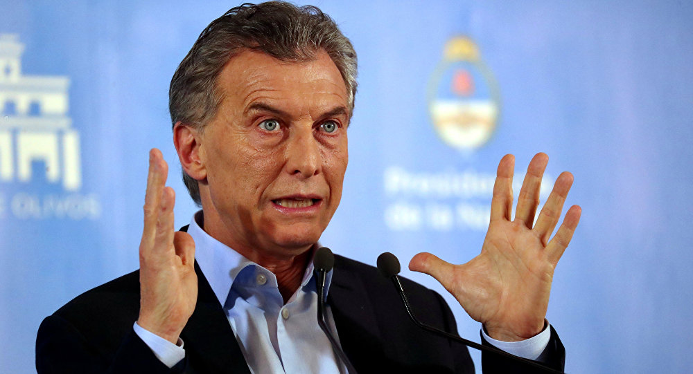 El Mandatario argentino Mauricio Macri firma un decreto que pone límite para comprar dólares