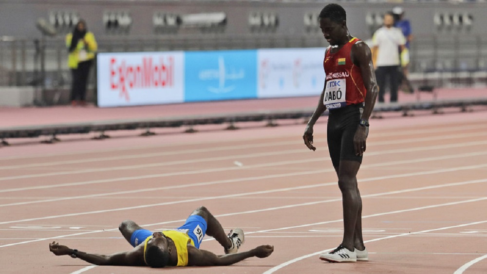  En el Mundial de Atletismo un atleta que dejó de correr para ayudar a su rival a cruzar la meta (video)
