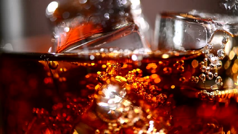  Las comidas y las bebidas que consumimos diariamente destruyen poco a poco el esmalte de nuestros dientes «sin embargo la Coca-Cola bate el récord» (video)