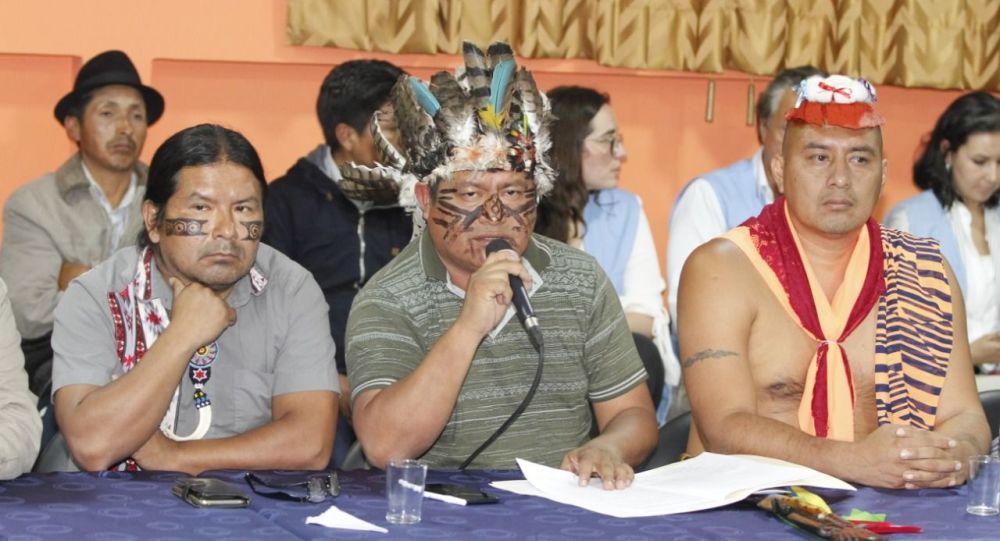  El Gobierno ecuatoriano y los movimientos indígenas pactan dejar sin efecto el decreto 883