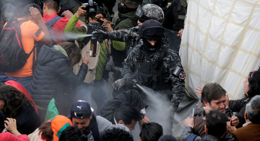  Enfrentamientos entre la policía y manifestantes en La Paz tras las elecciones en Bolivia